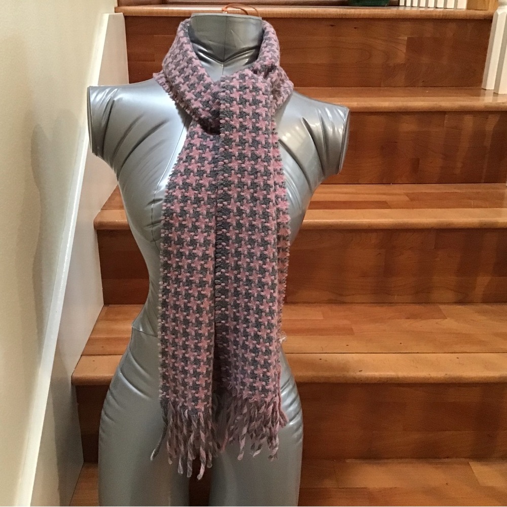 Made in Italy pink/grey houndstooth scarf. 30% lambs wool 70% acrylic. 3…